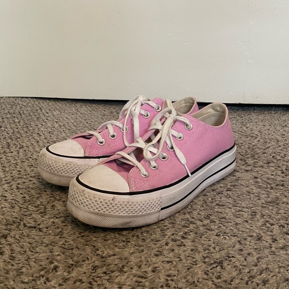 Pink platform low top converse 💖